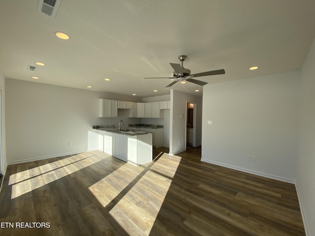 kitchen with white cabinets, sink, dark hardwood / wood-style floors, ceiling fan, and kitchen peninsula