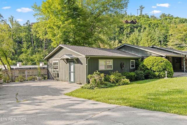 view of front of home featuring a front lawn