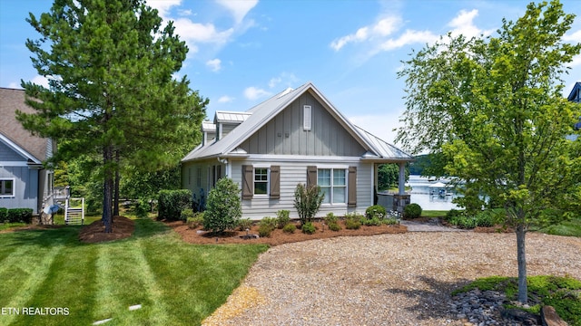 view of front of property featuring a front lawn