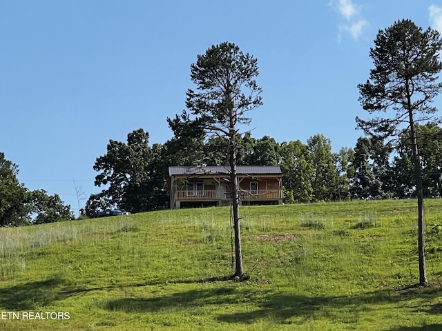 view of yard featuring a rural view