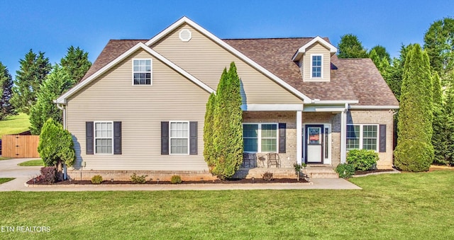 view of front of property featuring a front lawn