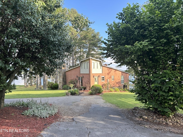 view of front of home featuring a front lawn