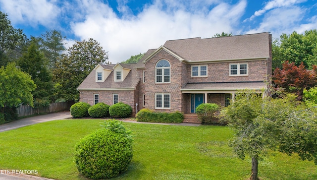 view of front of property featuring a front lawn