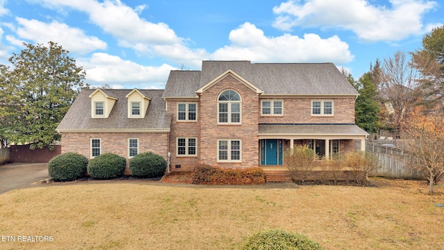 view of front of property featuring a front lawn