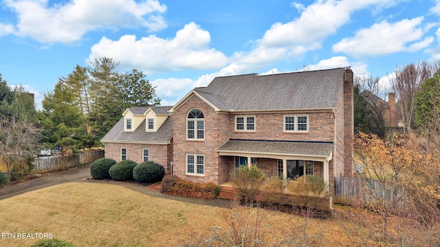 front of property with a front lawn