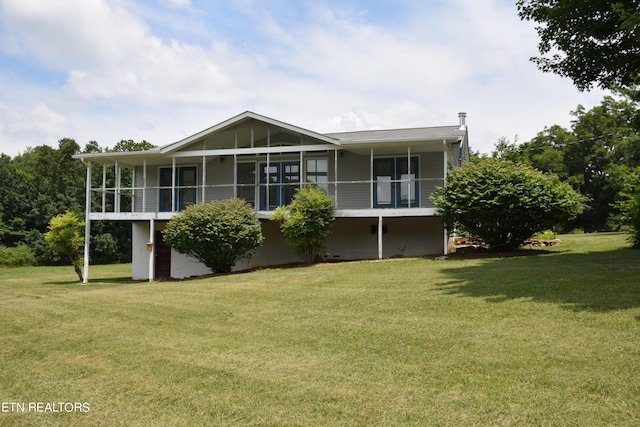 back of house featuring a lawn