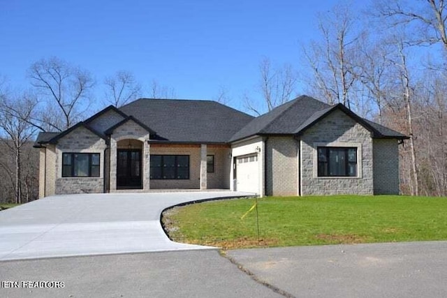 view of front of home featuring a front yard and a garage