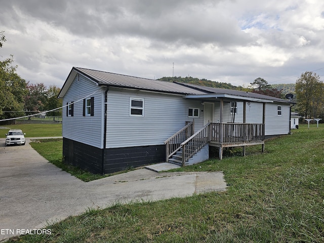 view of front of home featuring a front yard