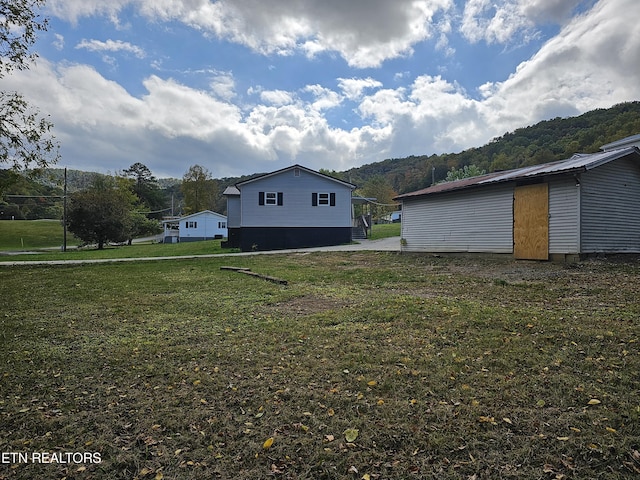 view of yard featuring an outbuilding