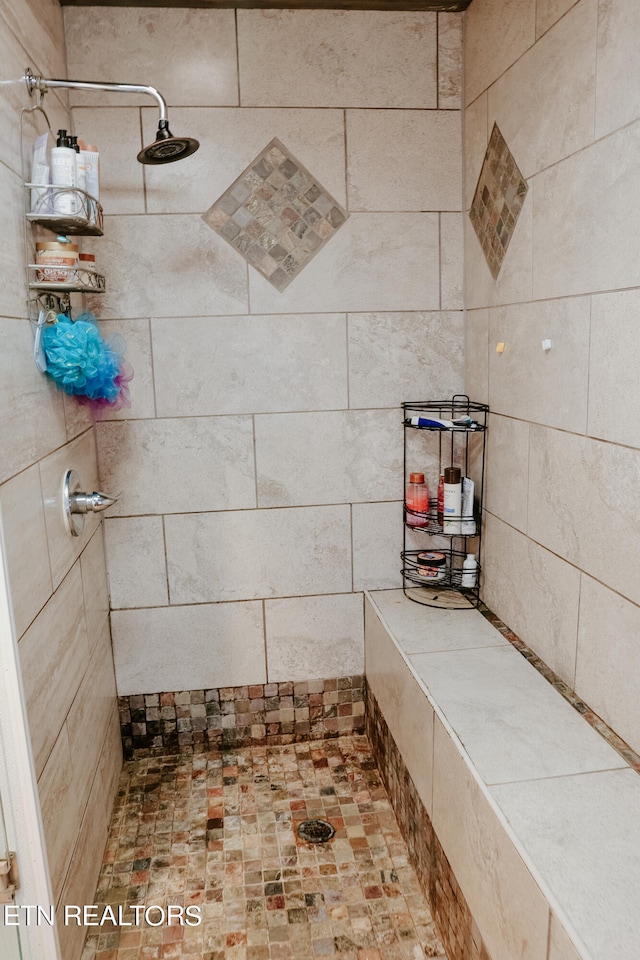 bathroom featuring a tile shower