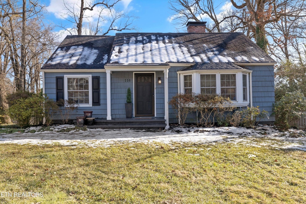 view of front of property featuring a front yard