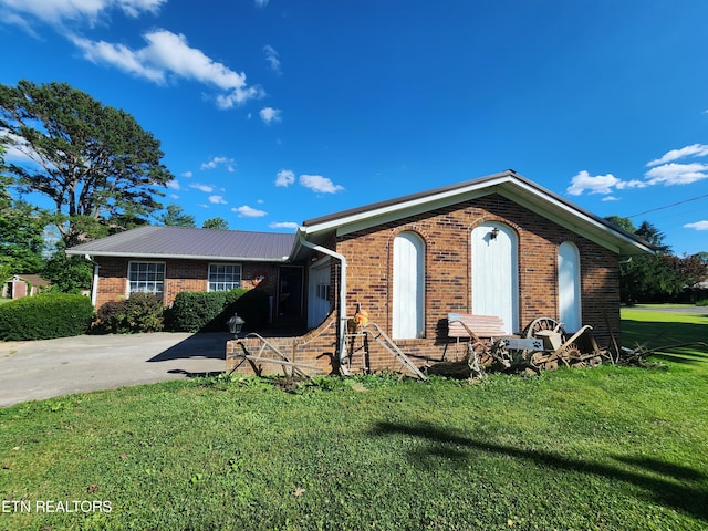 view of front of home with a front lawn