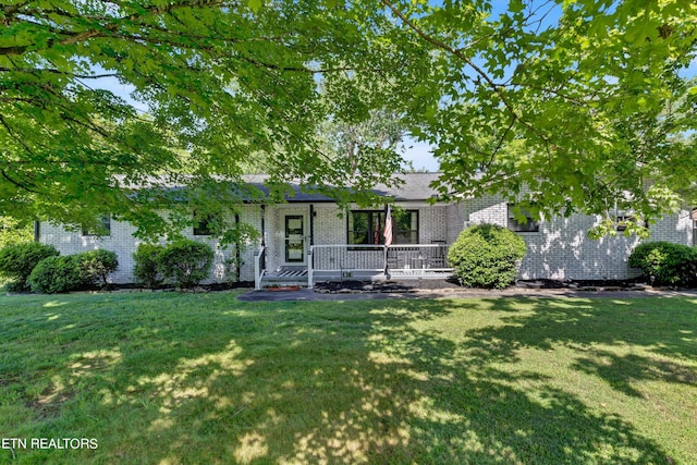 view of front of property with a front lawn