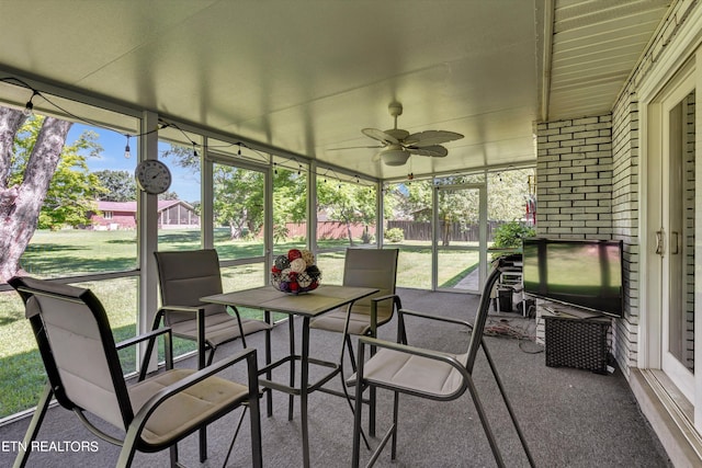 sunroom with ceiling fan