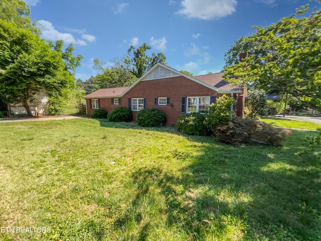 view of side of property featuring a lawn