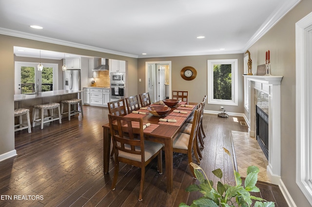 dining space featuring recessed lighting, baseboards, dark wood-style floors, and ornamental molding