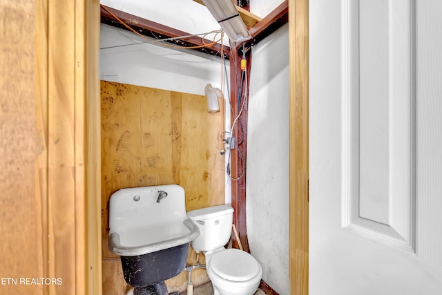 bathroom featuring toilet