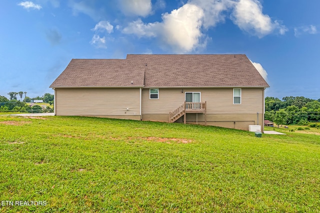 back of house featuring a lawn