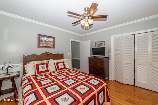 bedroom featuring a closet, ceiling fan, ornamental molding, and hardwood / wood-style flooring