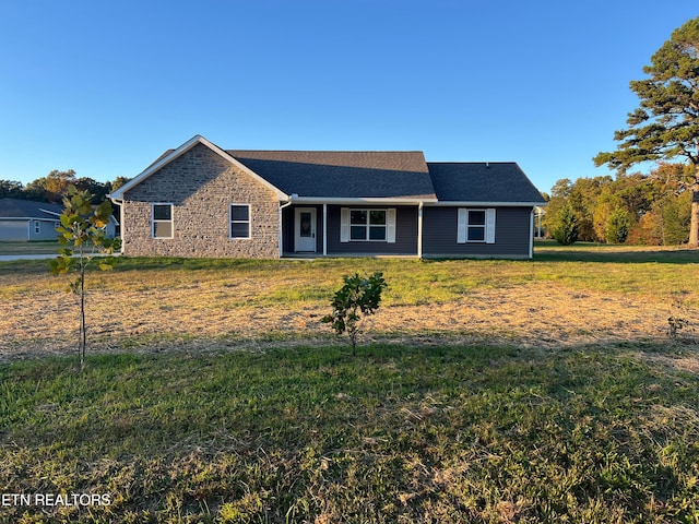 ranch-style house featuring a front lawn