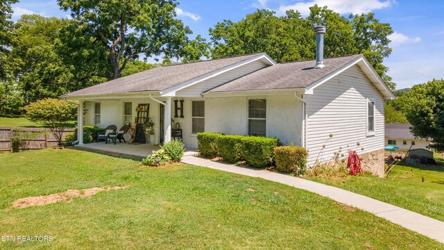 single story home with a front lawn