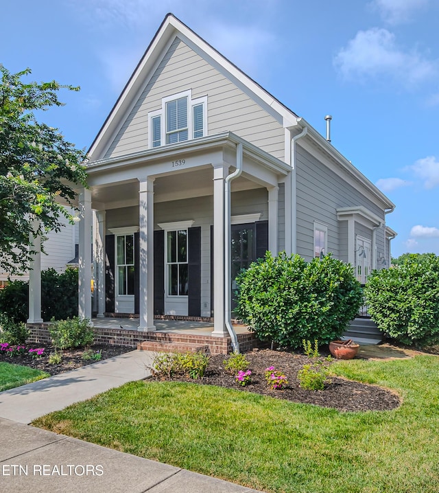 view of front facade featuring a porch and a front lawn