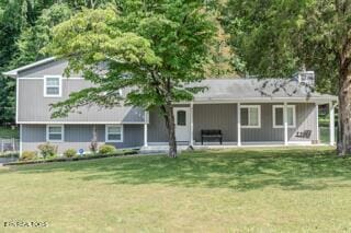 view of front of property featuring a front lawn