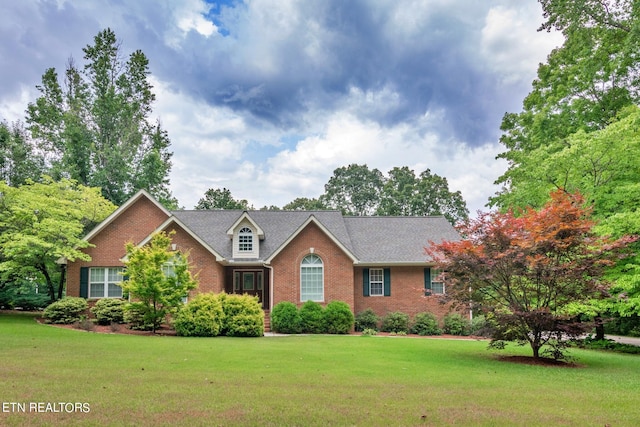 view of front of property featuring a front yard