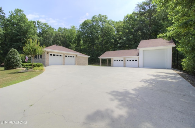 view of front facade featuring a garage