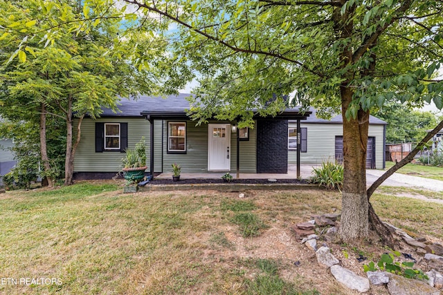 view of front of home featuring a garage and a front yard