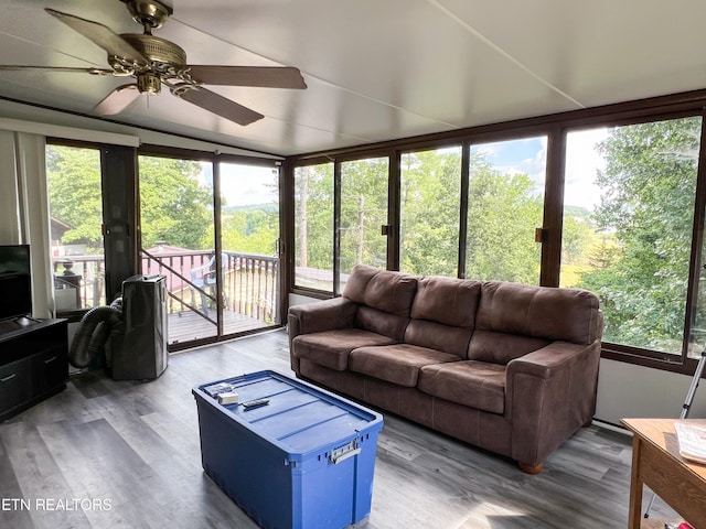 sunroom with ceiling fan