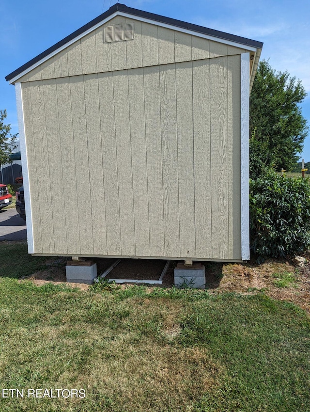 view of outdoor structure featuring an outbuilding