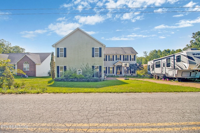 view of front of property featuring a front lawn