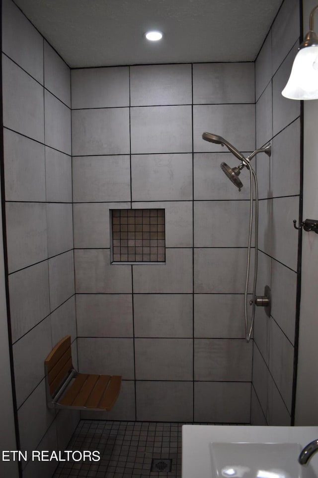 bathroom featuring tiled shower