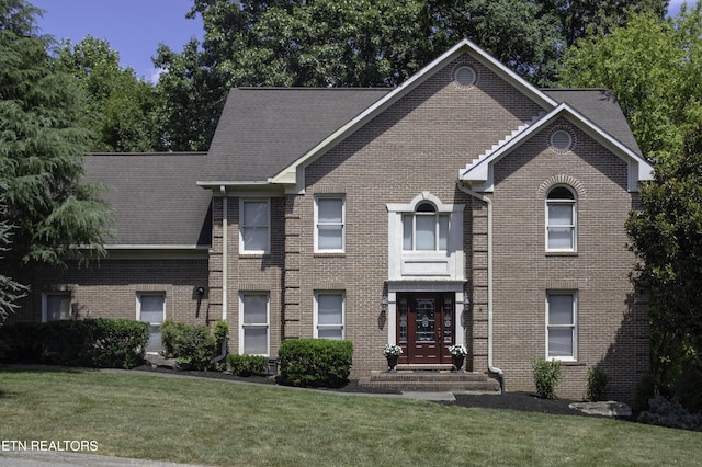 view of front of home featuring a front lawn