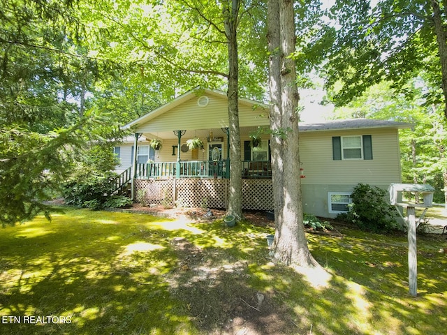 view of front facade with a front lawn and covered porch