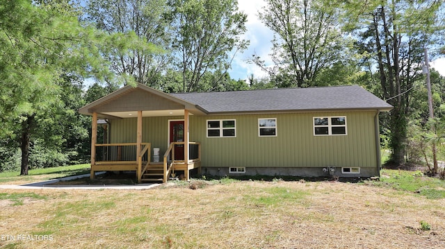 view of front of property featuring a front lawn and a porch