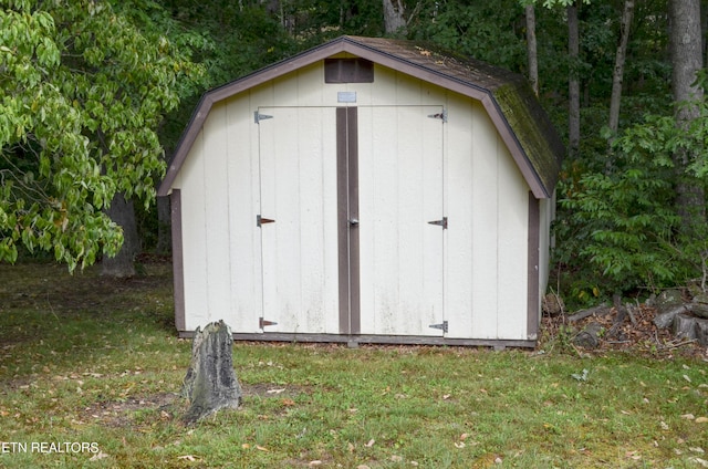 view of outdoor structure featuring a yard