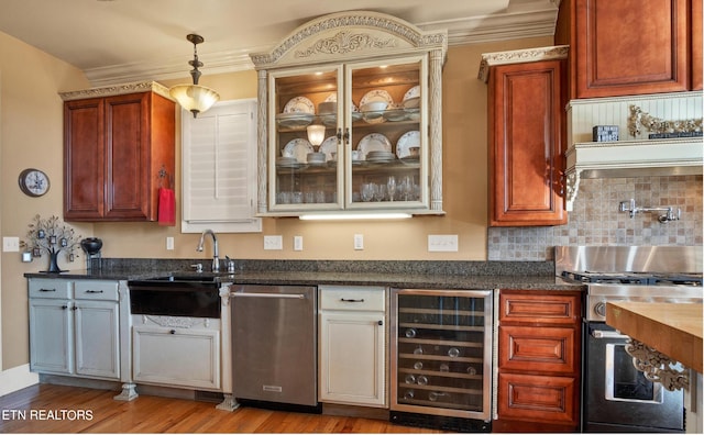 kitchen with stainless steel appliances, pendant lighting, backsplash, light hardwood / wood-style floors, and beverage cooler