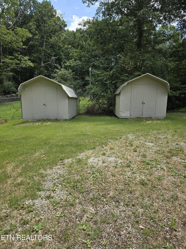 view of yard featuring a shed