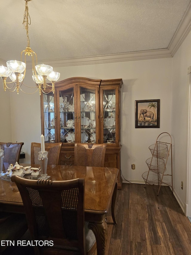 dining space featuring ornamental molding, a textured ceiling, dark hardwood / wood-style floors, and a notable chandelier