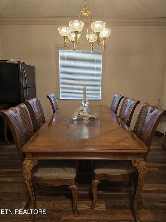 dining room featuring crown molding and a notable chandelier