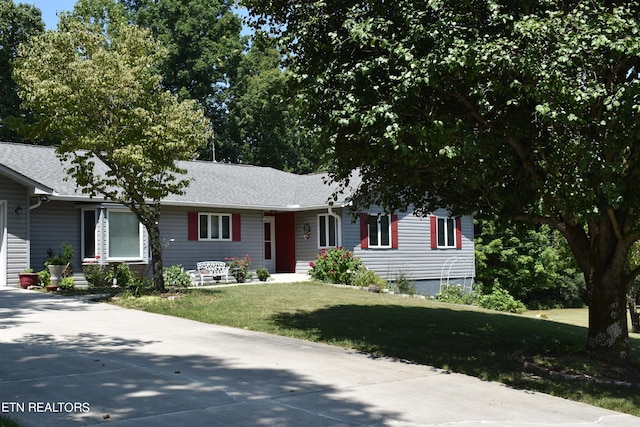 view of front of house featuring a front lawn