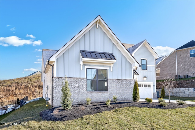 view of front facade with a garage and a front lawn