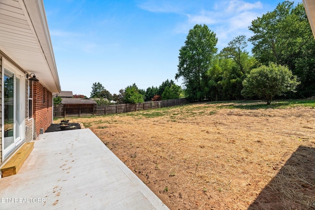 view of yard featuring a patio area