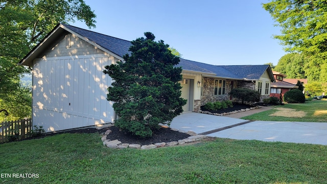 view of front of house featuring a garage and a front yard