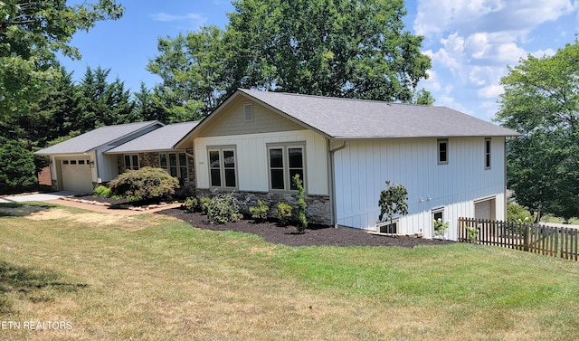 ranch-style home with a front yard