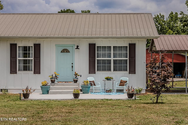 view of front of house featuring a front yard