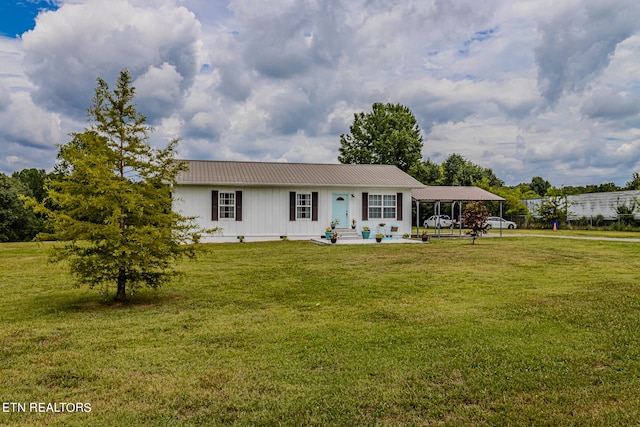 view of front of property featuring a front lawn