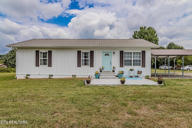 view of front of house featuring a front lawn